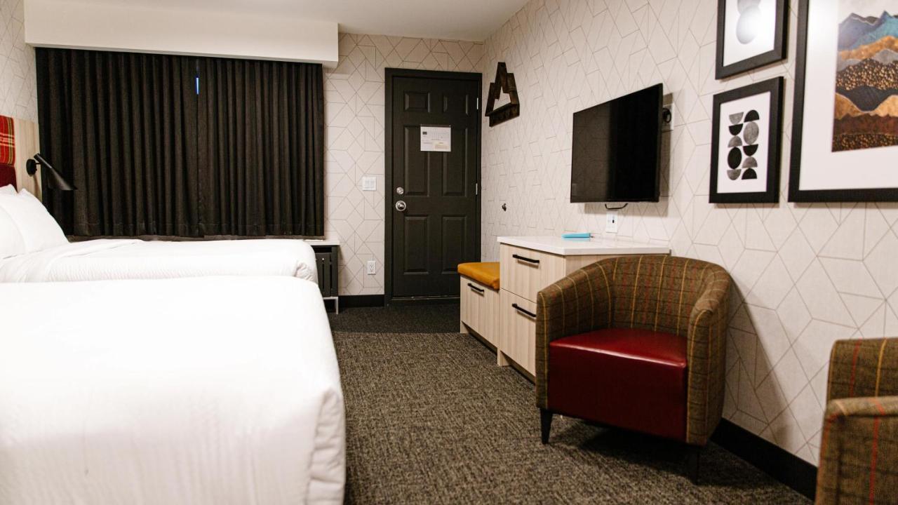 Mountaineer Lodge Lake Louise Bagian luar foto